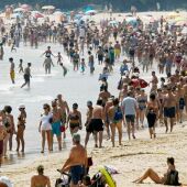 Cientos de personas acudieron a las playas de El Sardinero