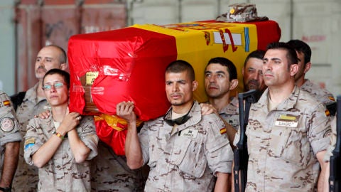 Soldados espa&ntilde;oles trasladan el f&eacute;retro de Niyireth Pineda Mar&iacute;n