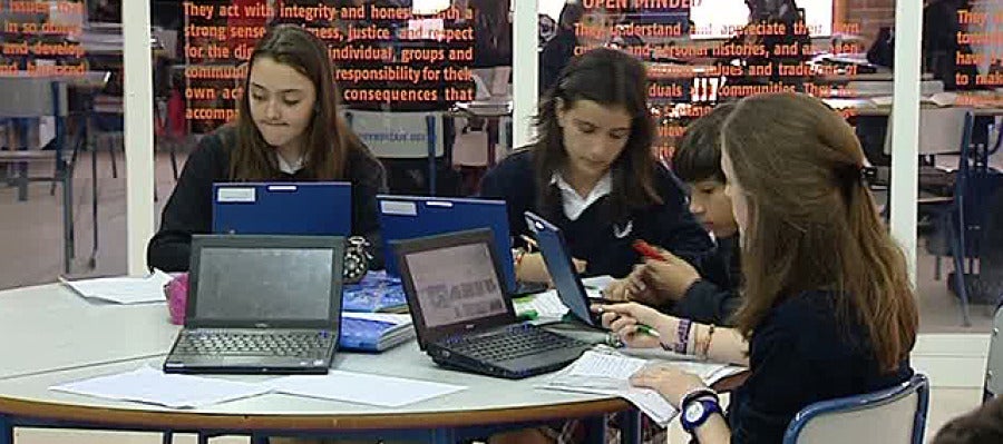Estudiantes españoles usando ordenadores Estudiantes españoles usando ordenadores
