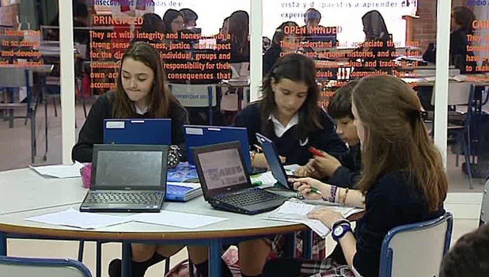 Estudiantes españoles usando ordenadores