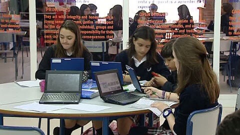 Estudiantes espa&ntilde;oles usando ordenadores