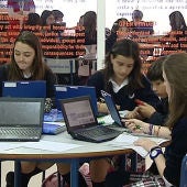 Estudiantes españoles usando ordenadores