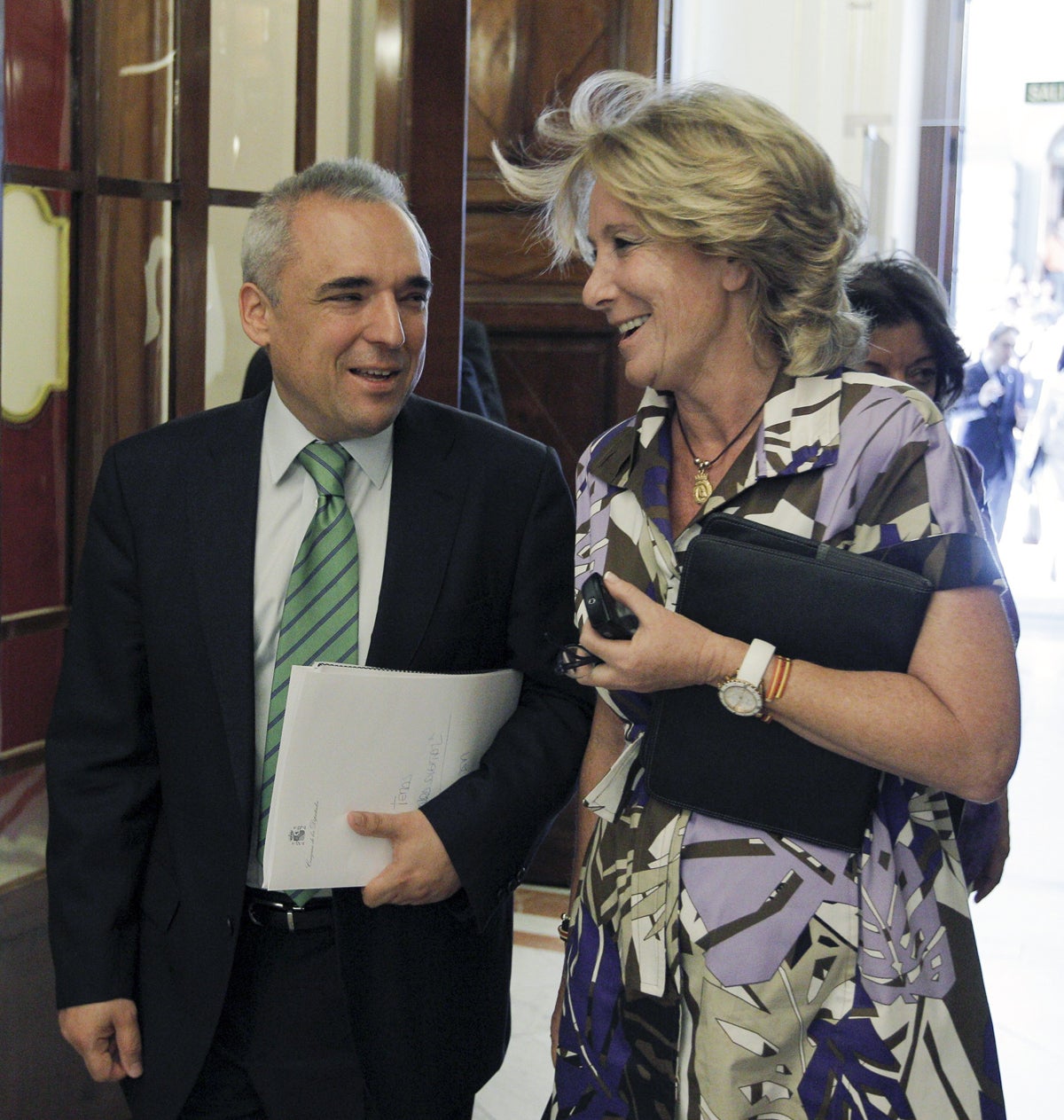 Esperanza Aguirre habría ofrecido la Alcaldía a Carmona, según el PSOE Esperanza Aguirre habría ofrecido la Alcaldía a Carmona, según el PSOE