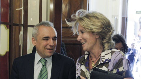 Esperanza Aguirre y el diputado socialista Rafael Simancas, en el Congreso de los Diputados