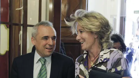 Esperanza Aguirre y el diputado socialista Rafael Simancas, en el Congreso de los Diputados Esperanza Aguirre y el diputado socialista Rafael Simancas, en el Congreso de los Diputados