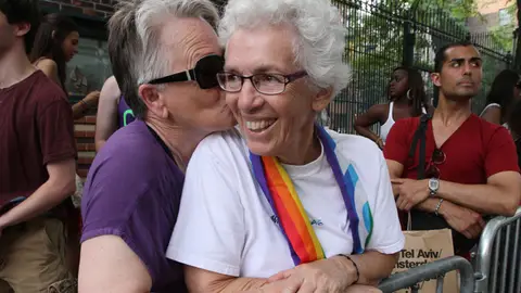 Una pareja celebra el Día del Orgullo Gay en Nueva York Una pareja celebra el Día del Orgullo Gay en Nueva York