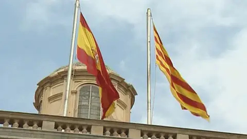 La bandera española junto a la catalana La bandera española junto a la catalana