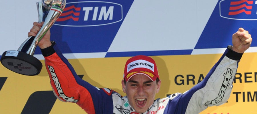 Lorenzo celebra su victoria en Mugello