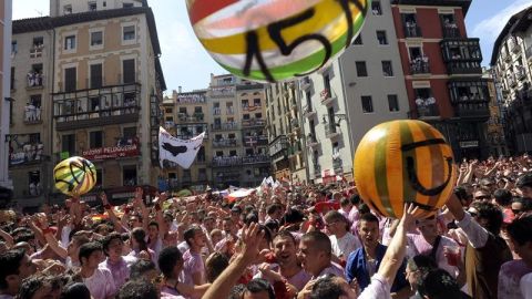 J&oacute;venes lanzan pelotas gigantes aludiendo al 15M
