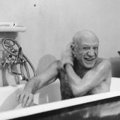 Pablo Picasso en la bañera