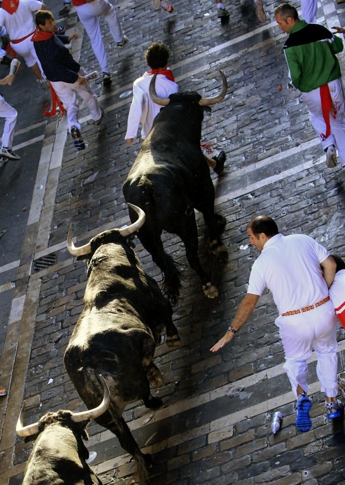 Tres corredores corneados en el primer encierro de los Sanfermines 2017 Tres corredores corneados en el primer encierro de los Sanfermines 2017