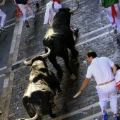 Los toros de Cebada Gago corren por las calles pamplonesas durante el segundo encierro.