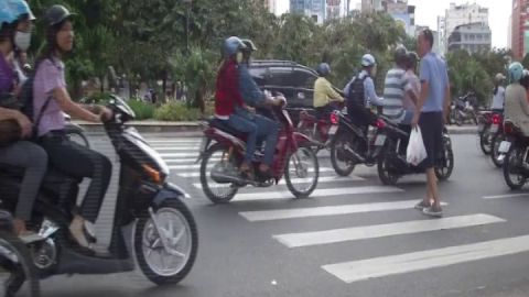 Cruzando un paso de cebra en Vietnam
