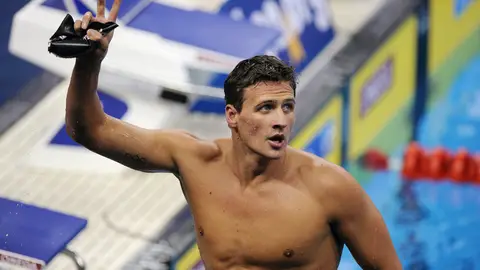 Ryan Lochte celebra su victoria Ryan Lochte celebra su victoria