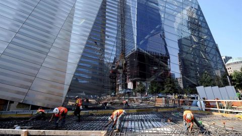Lo obreros trabajan junto al monumento del 11 de Septiembre