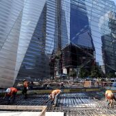 Lo obreros trabajan junto al monumento del 11 de Septiembre