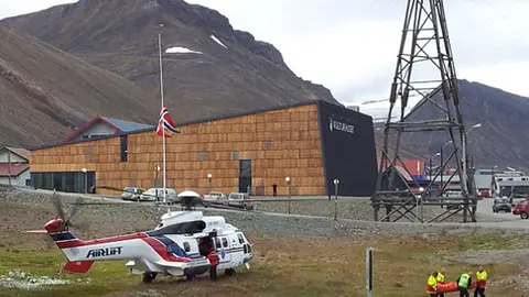 El helicóptero donde fue trasladado uno de los heridos El helicóptero donde fue trasladado uno de los heridos