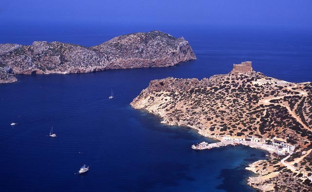 Rescatados 14 migrantes en una patera en Cabrera Rescatados 14 migrantes en una patera en Cabrera