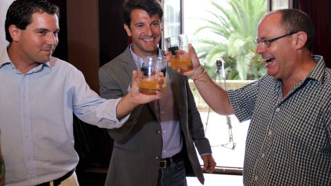 El alcalde de San Sebasti&aacute;n, Juan Karlos Izagirre, brinda con los ediles populares Ram&oacute;n G&oacute;mez e I&ntilde;igo Arkauz 