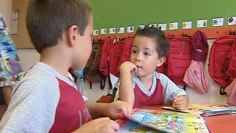 Ni&ntilde;os en clase