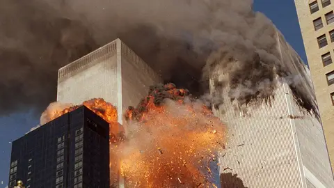 Tras el impacto de los dos aviones contra las Torres Gemelas Tras el impacto de los dos aviones contra las Torres Gemelas