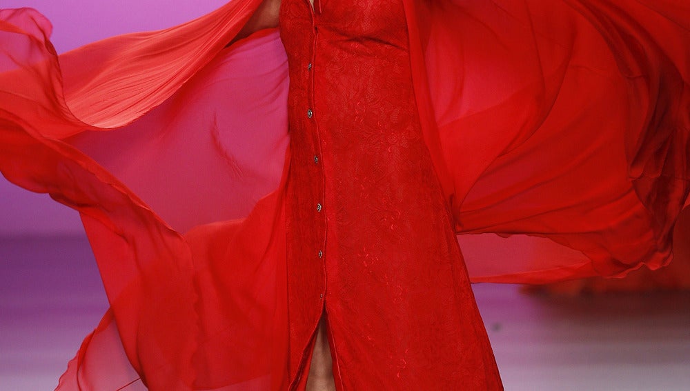 María Pineda luce esta prenda en un intenso color rojo de Montesinos