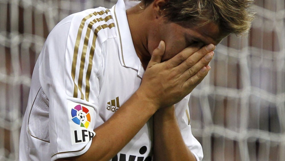 Coentrao se lamenta en un partido con el Real Madrid