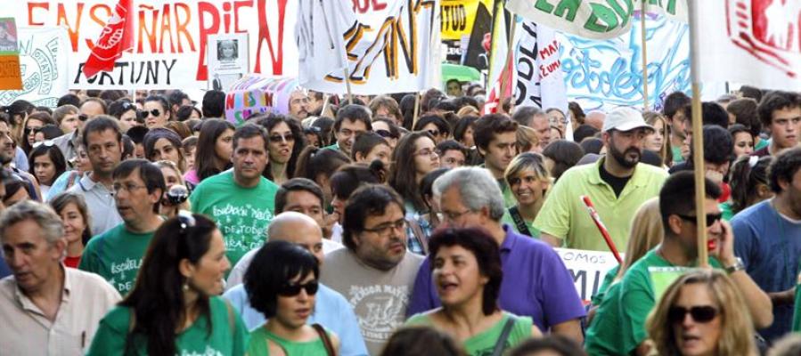 Profesores, padres y alumnos durante una manifestación Profesores, padres y alumnos durante una manifestación