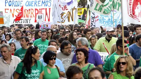 Miles de profesores se manifiestan contra los recortes en educación Miles de profesores se manifiestan contra los recortes en educación
