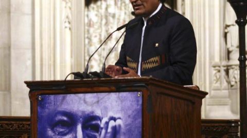 Evo Morales habla durante una misa ofrecida por la salud de Hugo Ch&aacute;vez