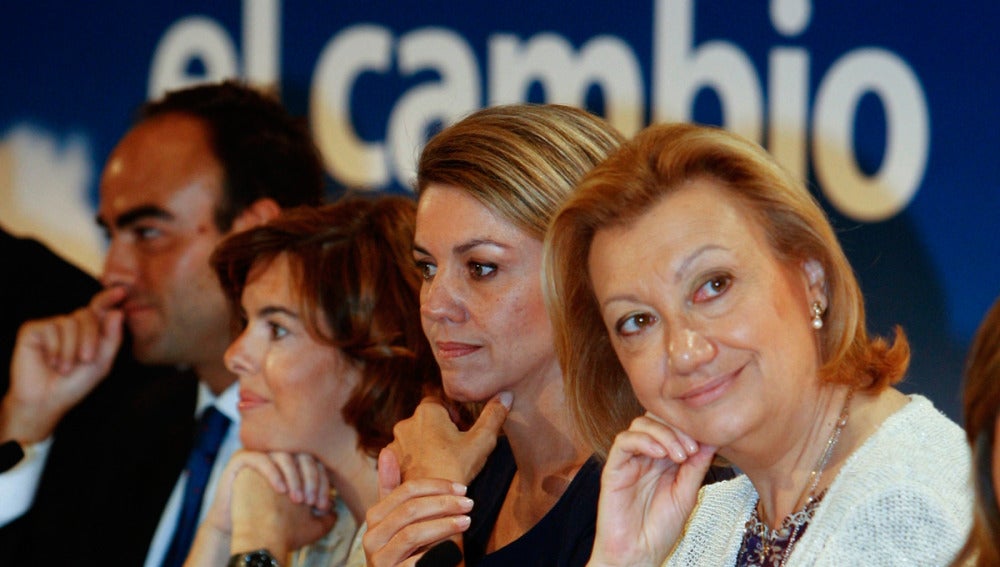 María Dolores de Cospedal, junto a la presidenta de Aragón, Luisa Fernanda Rudi, y la portavoz del PP en el Congreso, Soraya Sáenz de Santamaría