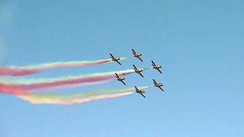Exhibici&oacute;n de acrobacias en el cielo de Salamanca