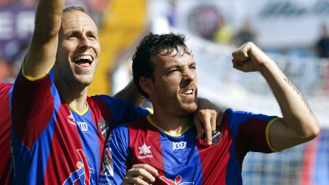 Rub&eacute;n Su&aacute;rez celebra su gol con Victoriano Rivas