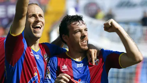 Rubén Suárez celebra su gol con Victoriano Rivas Rubén Suárez celebra su gol con Victoriano Rivas