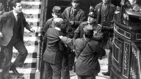 Adolfo Su&aacute;rez sale de su esca&ntilde;o para ayudar a Gutierrez Mellado durante el 23F 