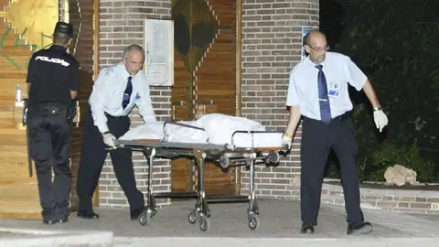 Un cadáver sale de la iglesia Un cadáver sale de la iglesia