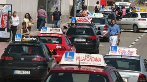 Veh&iacute;culos de autoescuela preparados para realizar el examen