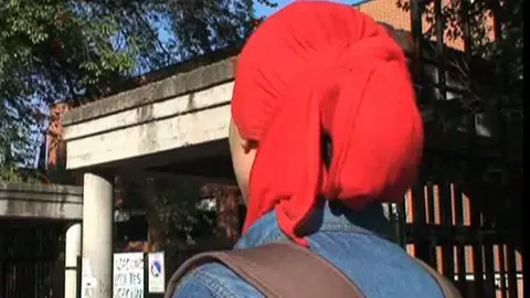 Expulsada de un examen por llevar hiyab Expulsada de un examen por llevar hiyab