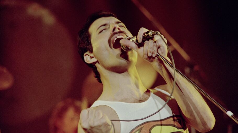 Freddie Mercury cantando