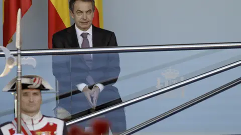 Zapatero observa el desfile en solitario Zapatero observa el desfile en solitario