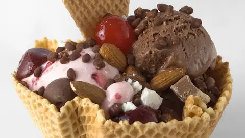 Helado con guarnición Helado con guarnición