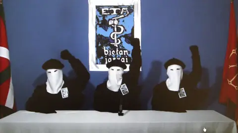 Miembros de ETA leyendo el comunicado Miembros de ETA leyendo el comunicado