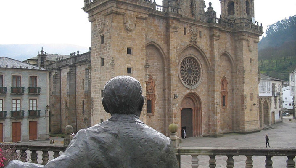 Estatua de Álvaro Cunqueiro en Mondoñedo