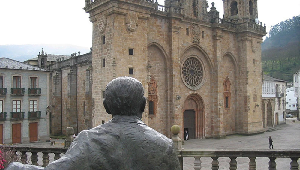 Estatua de Álvaro Cunqueiro en Mondoñedo Estatua de Álvaro Cunqueiro en Mondoñedo