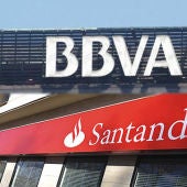 Fachadas del BBVA y Banco Santander