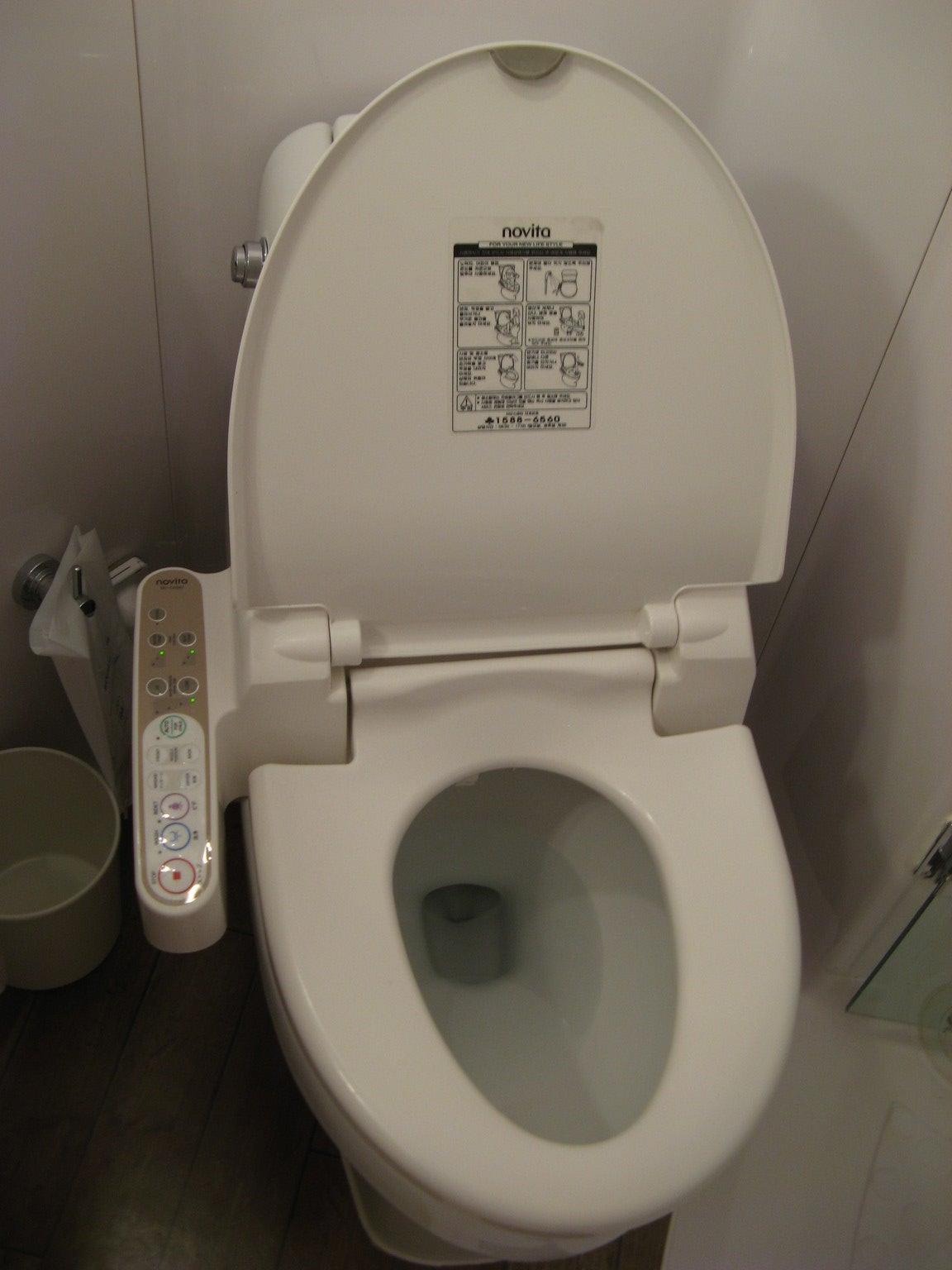 El retrete plegable que se limpia solo El retrete plegable que se limpia solo