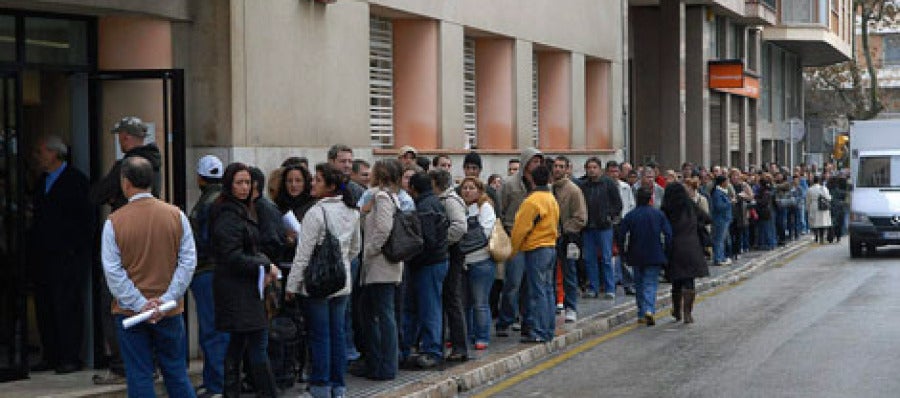 Personas en paro hacen cola a las puertas del Servicio de Ocupación de las Illes Balears