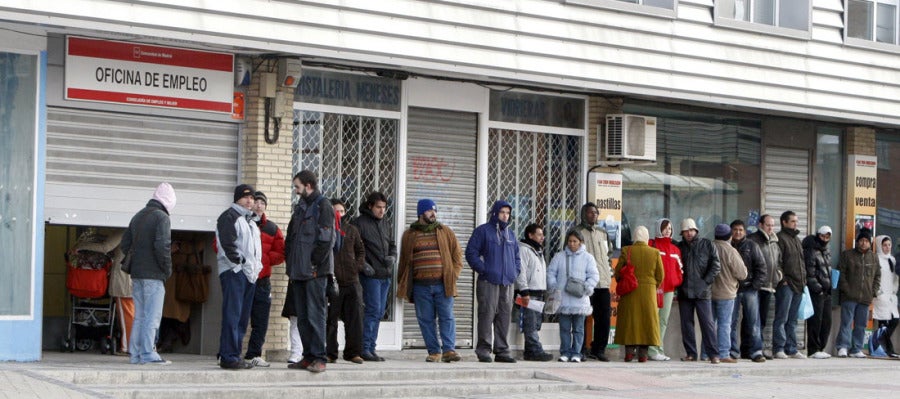 Ciudadanos hacen cola en la puerta de una oficina de empleo Ciudadanos hacen cola en la puerta de una oficina de empleo