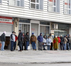 Ciudadanos hacen cola en la puerta de una oficina de empleo Ciudadanos hacen cola en la puerta de una oficina de empleo