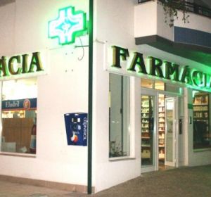 Fachada de una farmacia Fachada de una farmacia